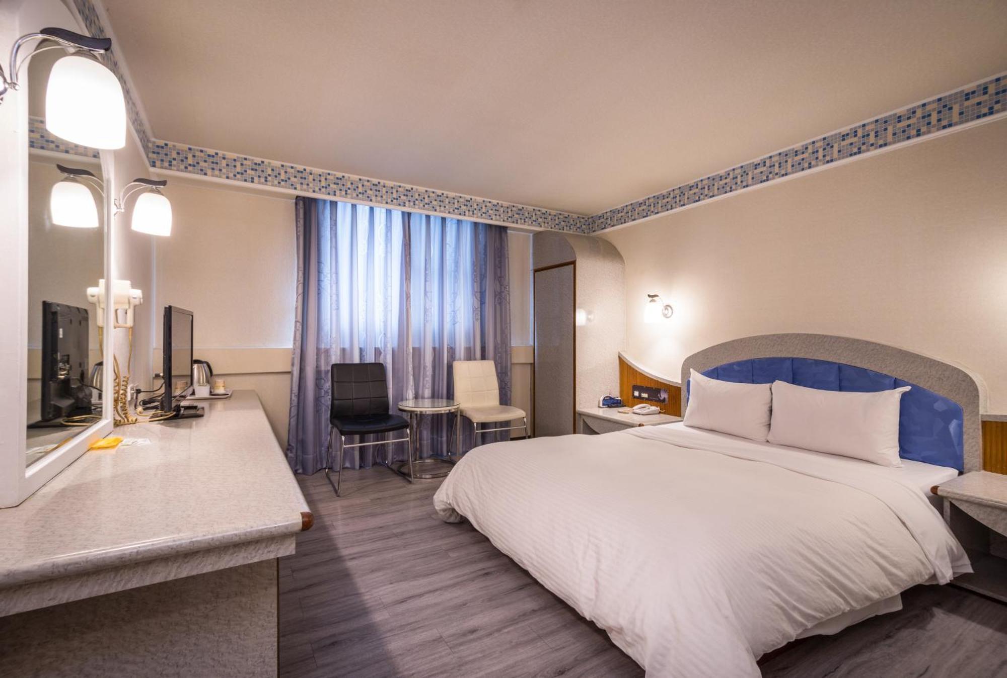 Golden Phoenix Hotel Каосюн Екстериор снимка