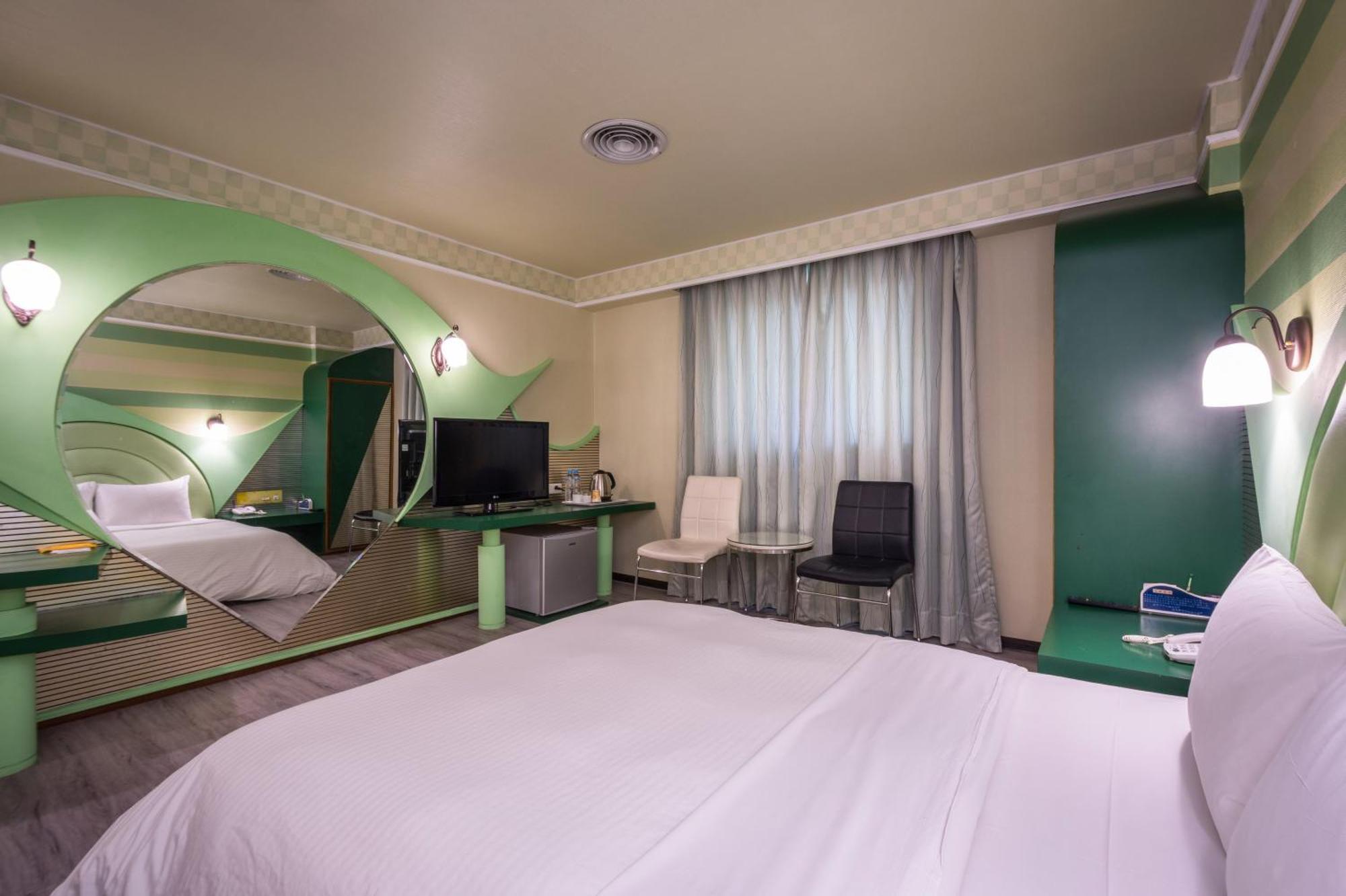 Golden Phoenix Hotel Каосюн Екстериор снимка