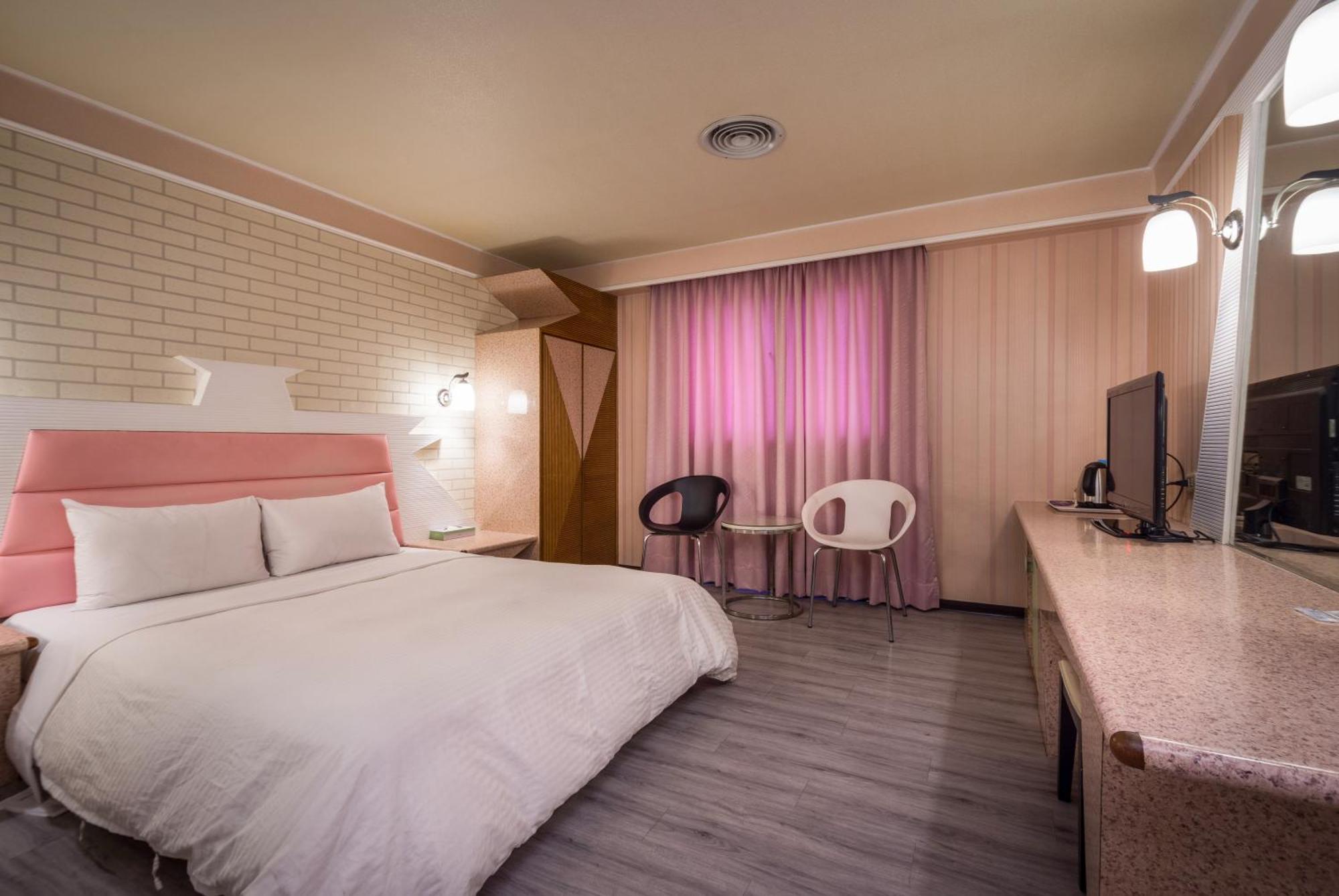 Golden Phoenix Hotel Каосюн Екстериор снимка