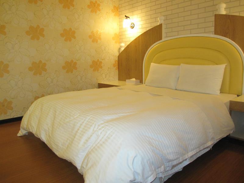 Golden Phoenix Hotel Каосюн Екстериор снимка