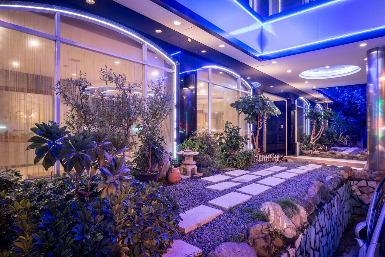 Golden Phoenix Hotel Каосюн Екстериор снимка