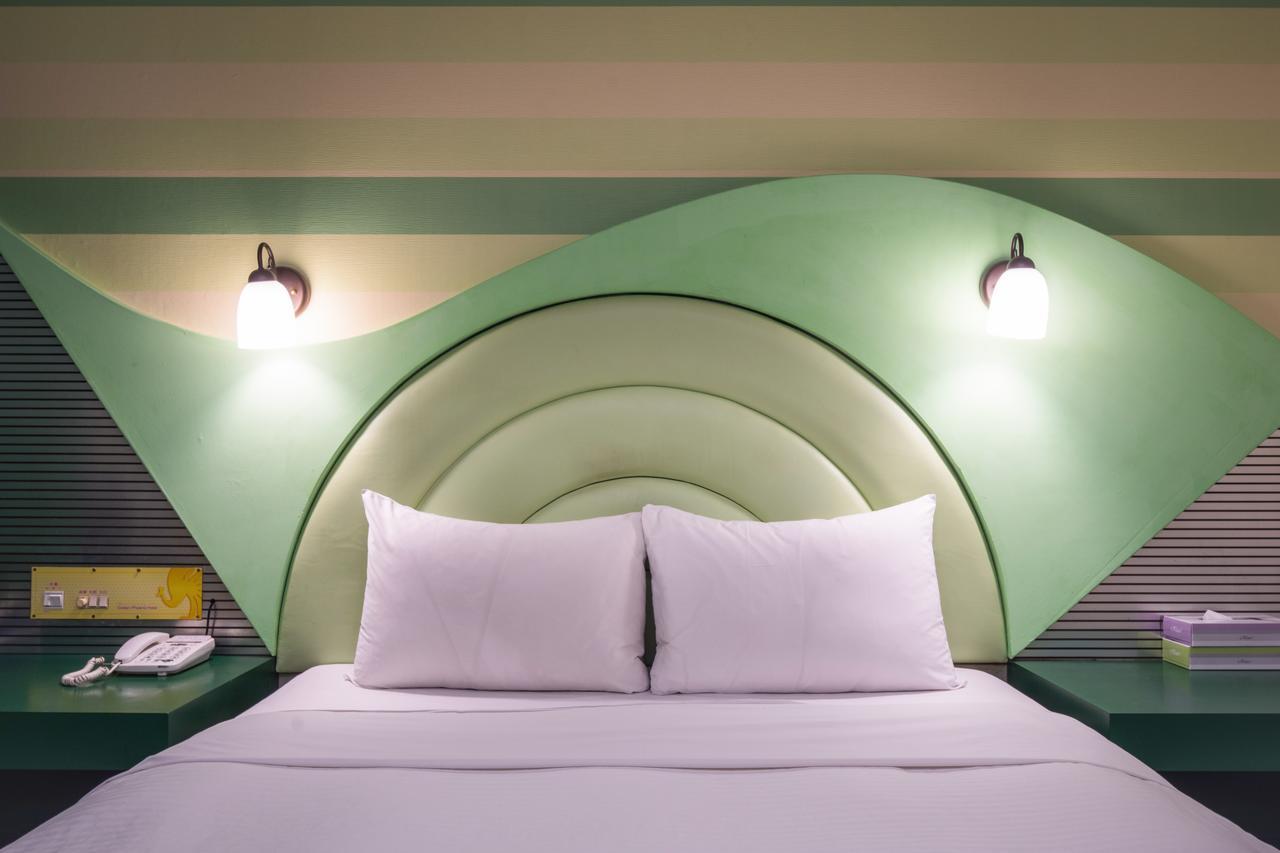 Golden Phoenix Hotel Каосюн Екстериор снимка