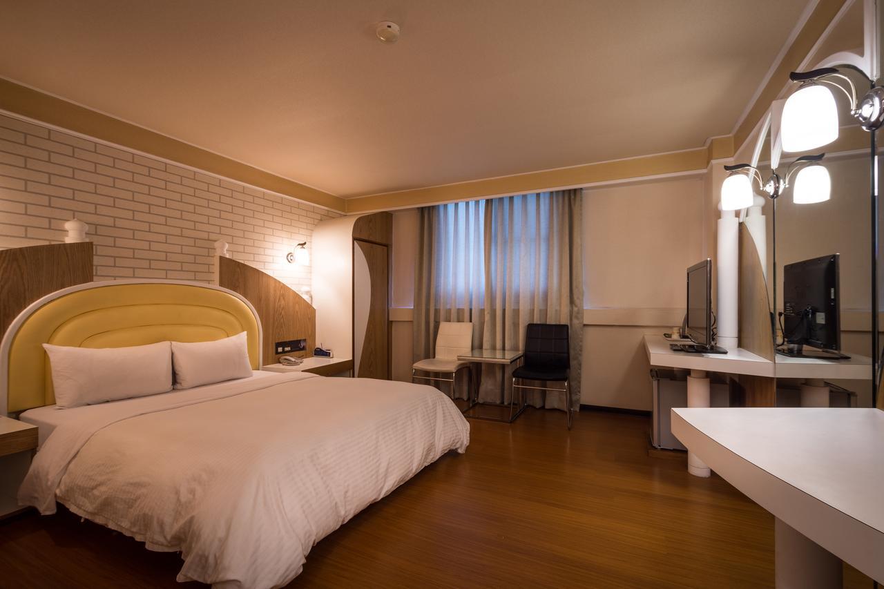Golden Phoenix Hotel Каосюн Екстериор снимка