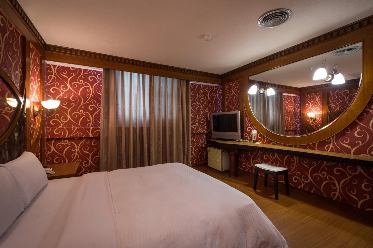 Golden Phoenix Hotel Каосюн Екстериор снимка
