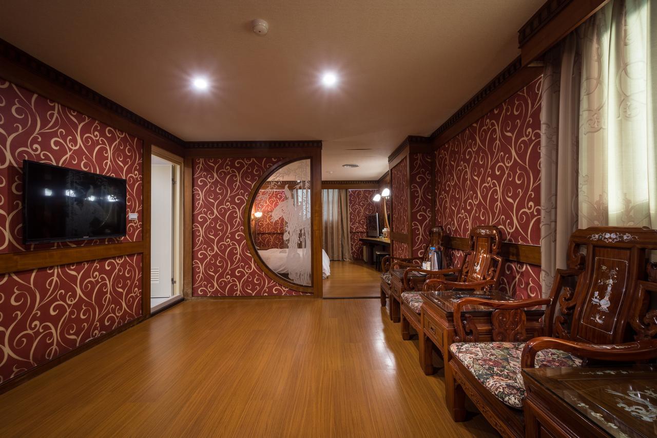Golden Phoenix Hotel Каосюн Екстериор снимка