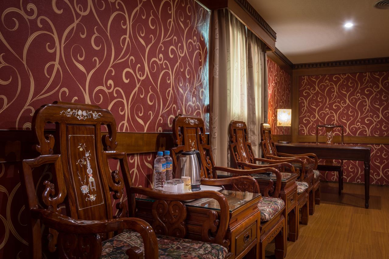 Golden Phoenix Hotel Каосюн Екстериор снимка