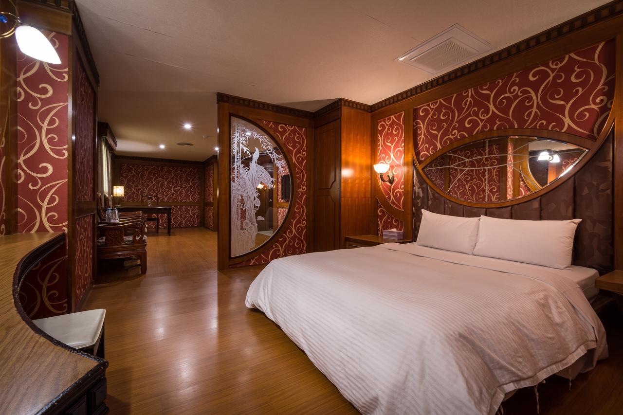 Golden Phoenix Hotel Каосюн Екстериор снимка