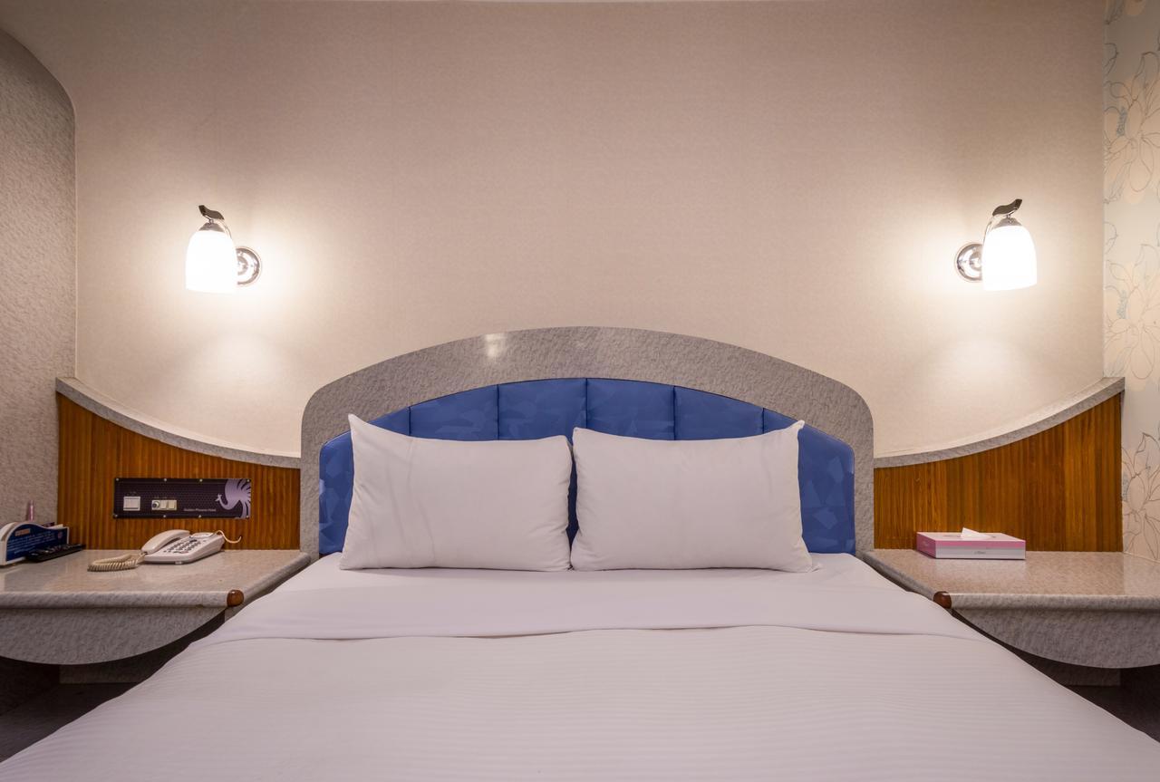 Golden Phoenix Hotel Каосюн Екстериор снимка