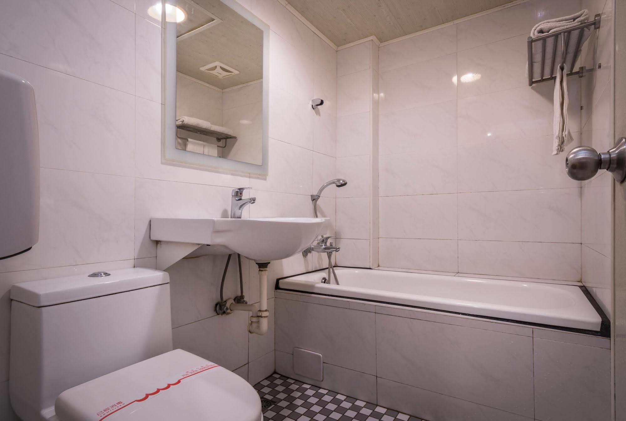 Golden Phoenix Hotel Каосюн Екстериор снимка