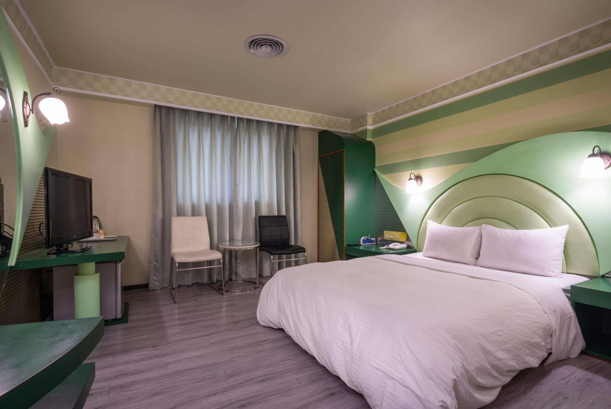 Golden Phoenix Hotel Каосюн Екстериор снимка