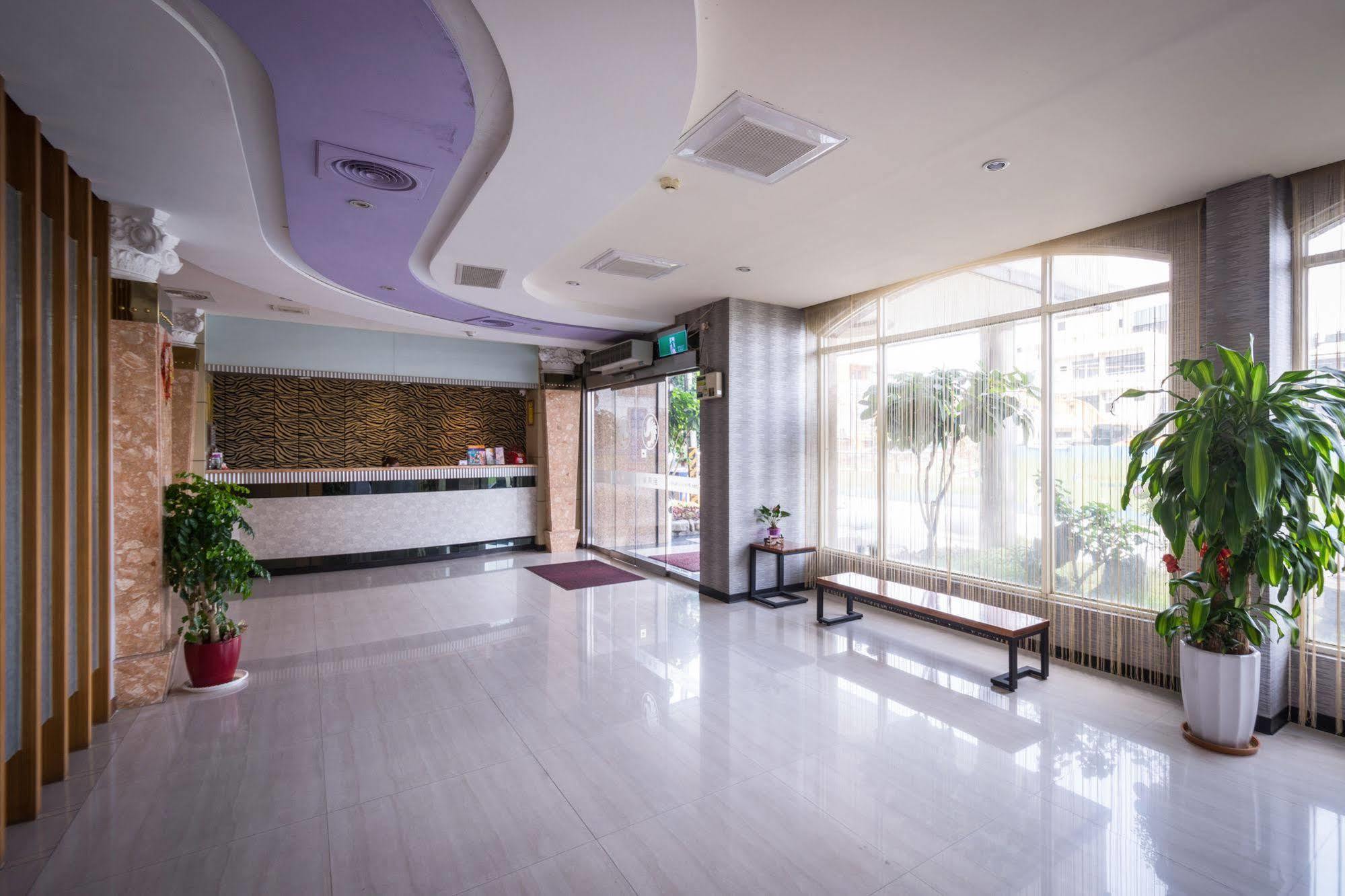 Golden Phoenix Hotel Каосюн Екстериор снимка