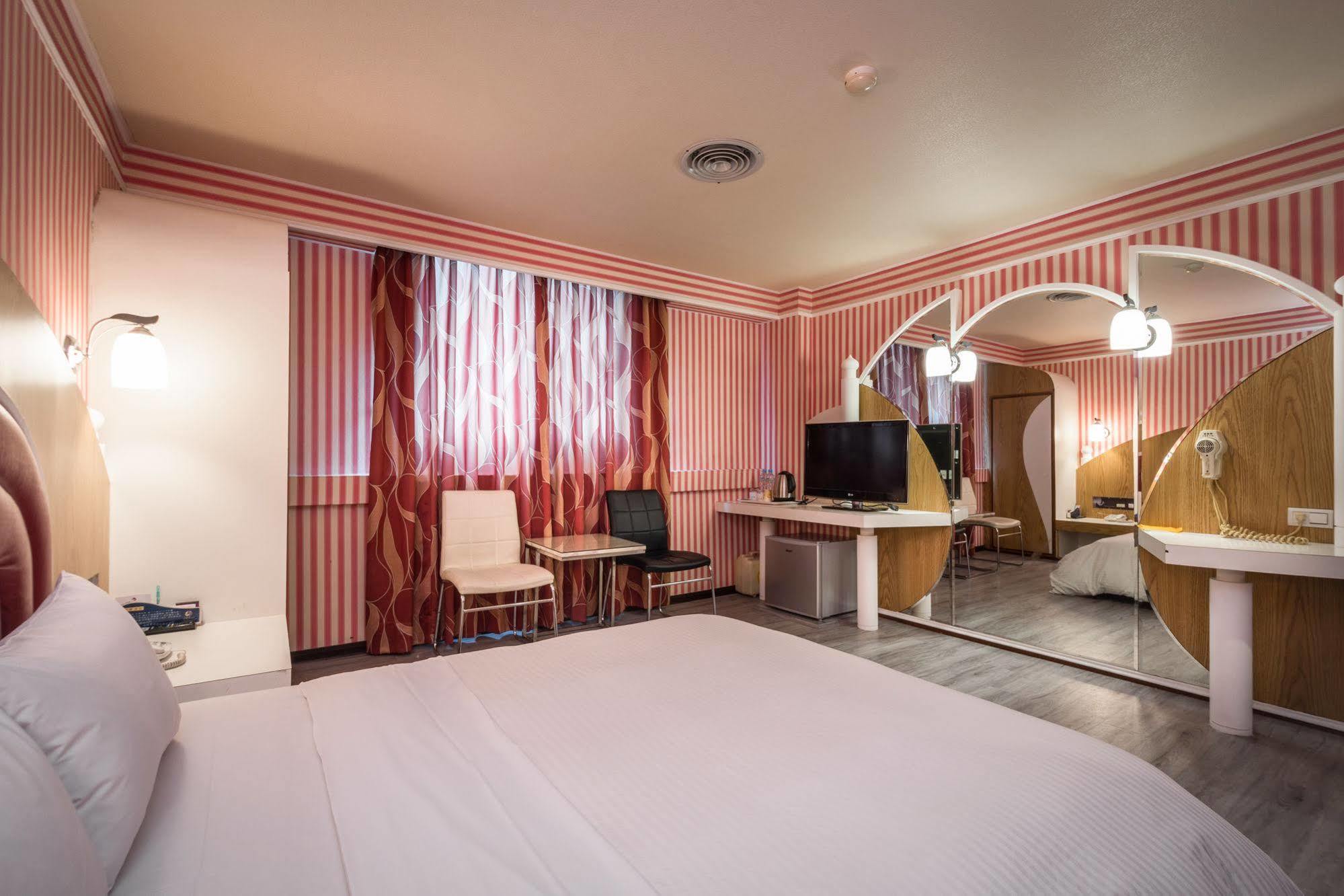 Golden Phoenix Hotel Каосюн Екстериор снимка